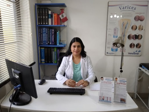 Dra. Karen Mendoza Guerra, Cirujano cardiovascular y torácico