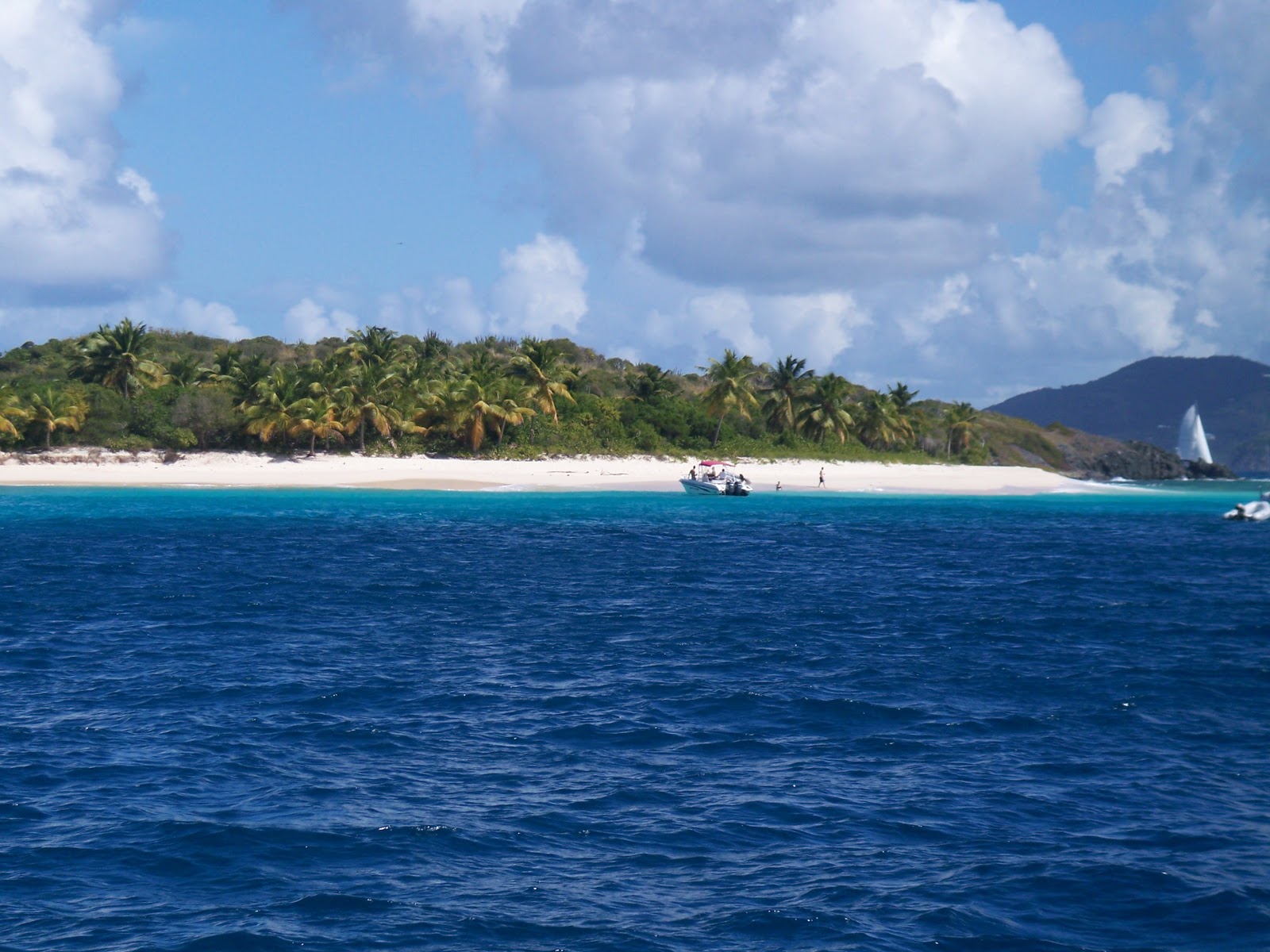 Sandy Cay beach的照片 带有碧绿色纯水表面