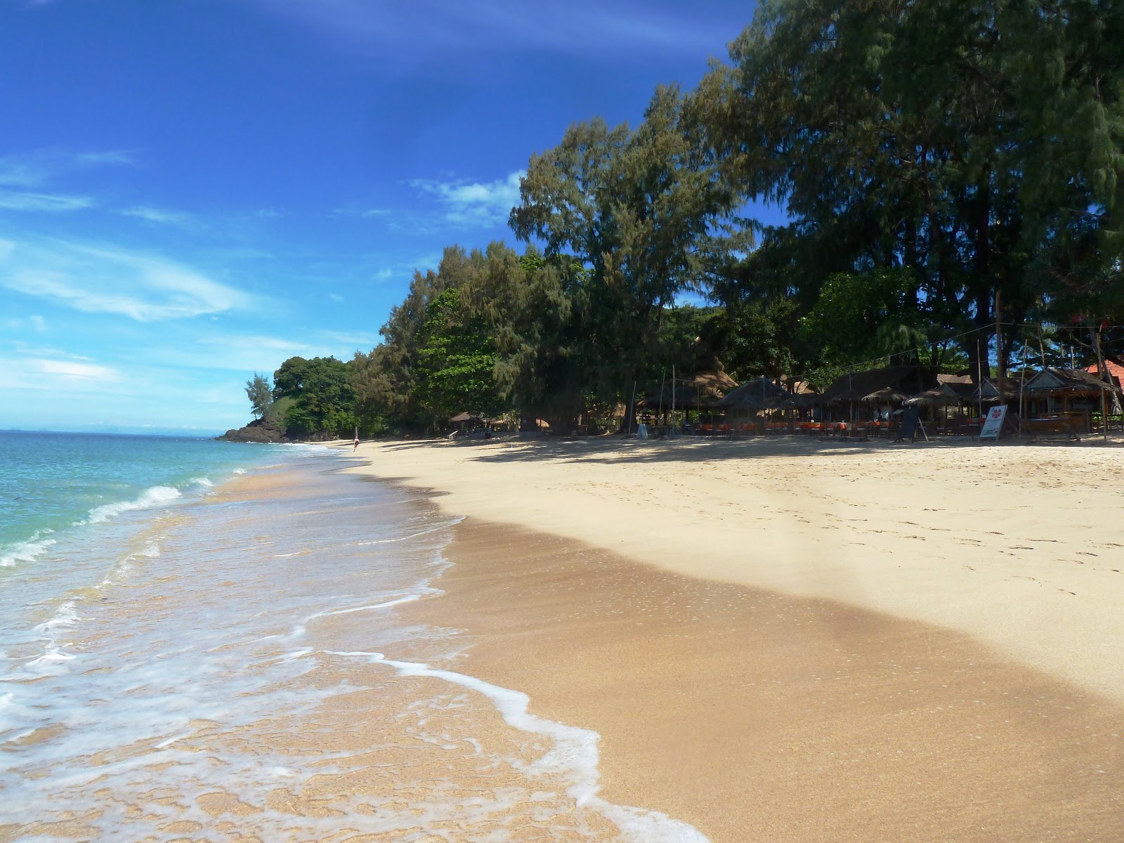 Foto de Pra-Ae Beach com areia brilhante superfície