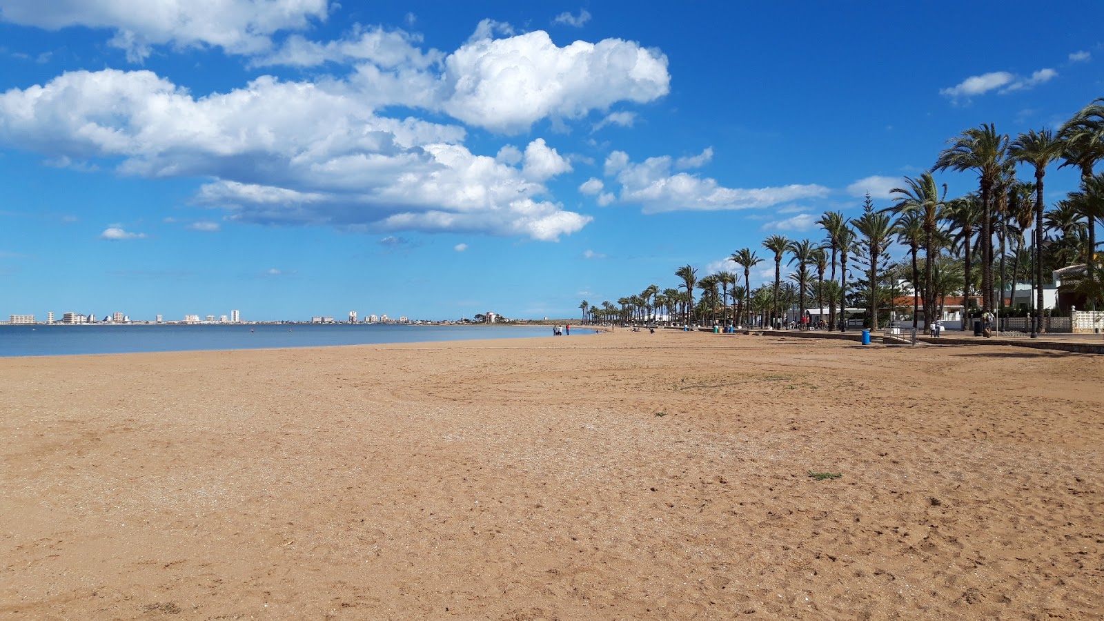 Foto di Playa Mar de Cristal con una superficie del sabbia marrone