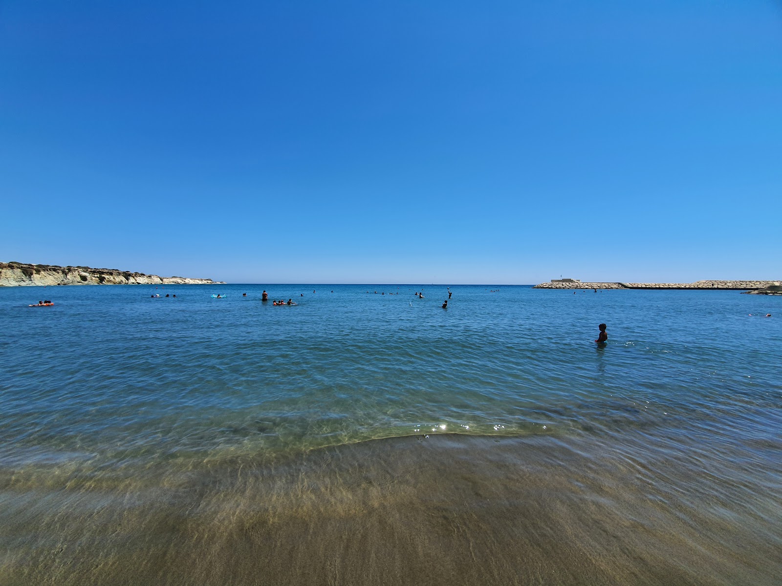 Photo de Alaminos beach avec sable gris de surface
