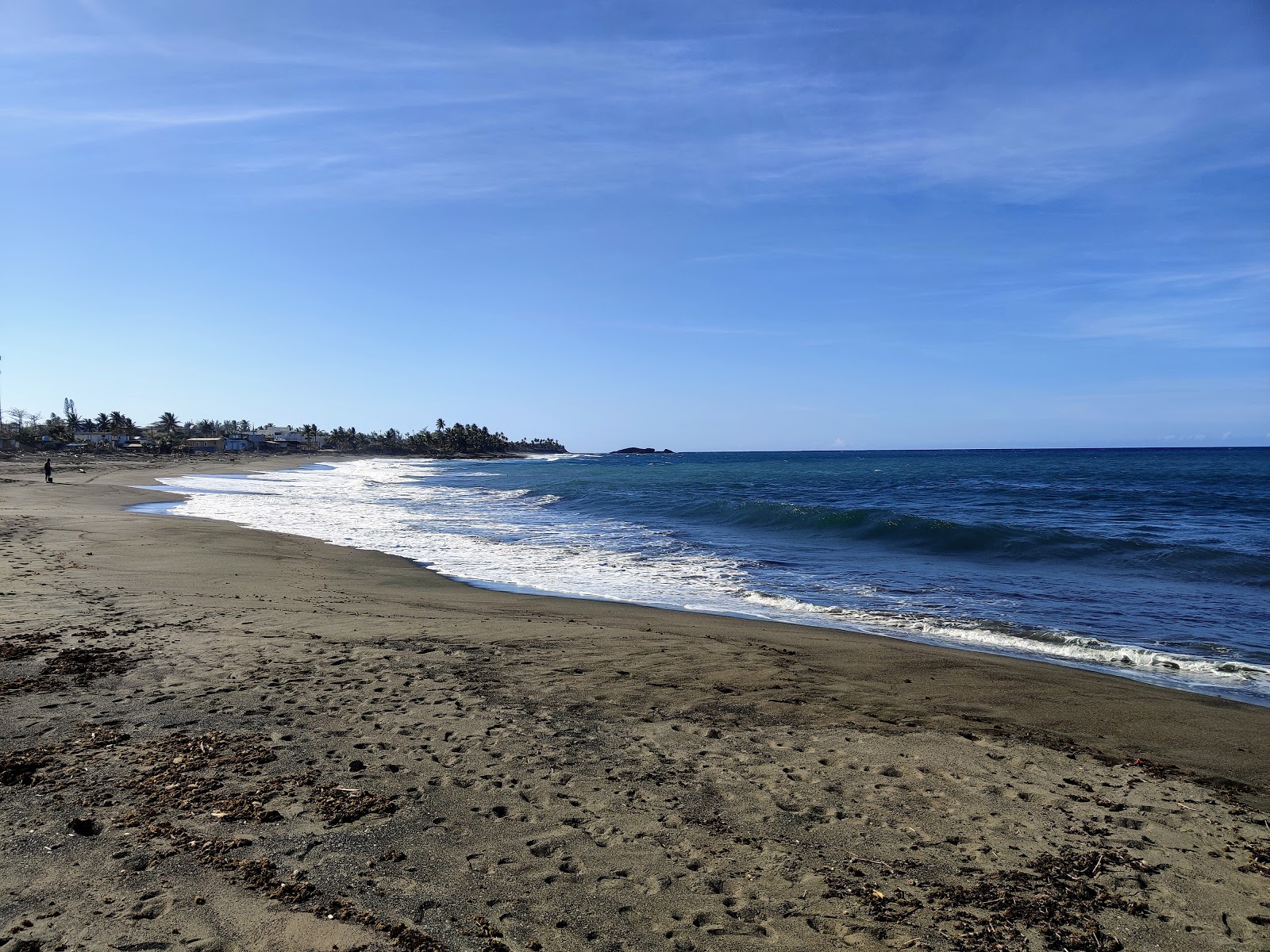 Foto de Playa La Esperanza com meios de comunicação nível de limpeza