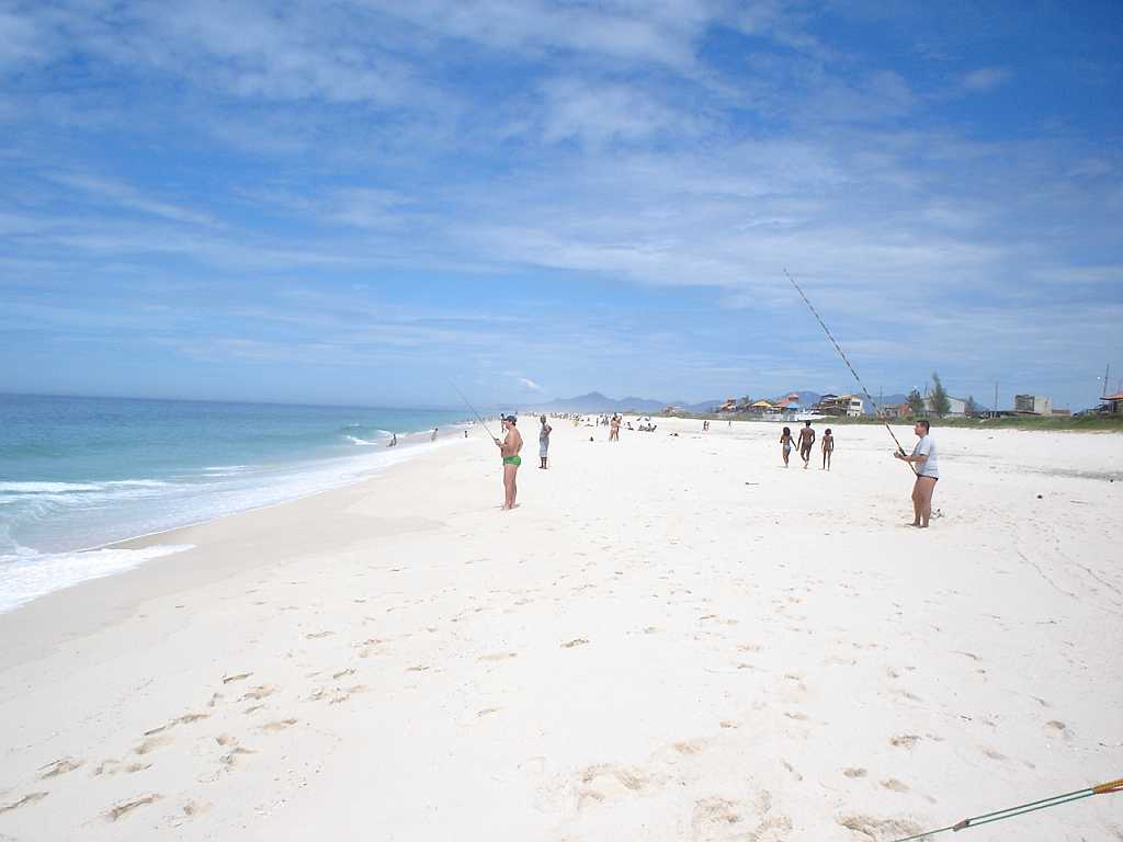 Foto de Praia seca com areia fina e brilhante superfície