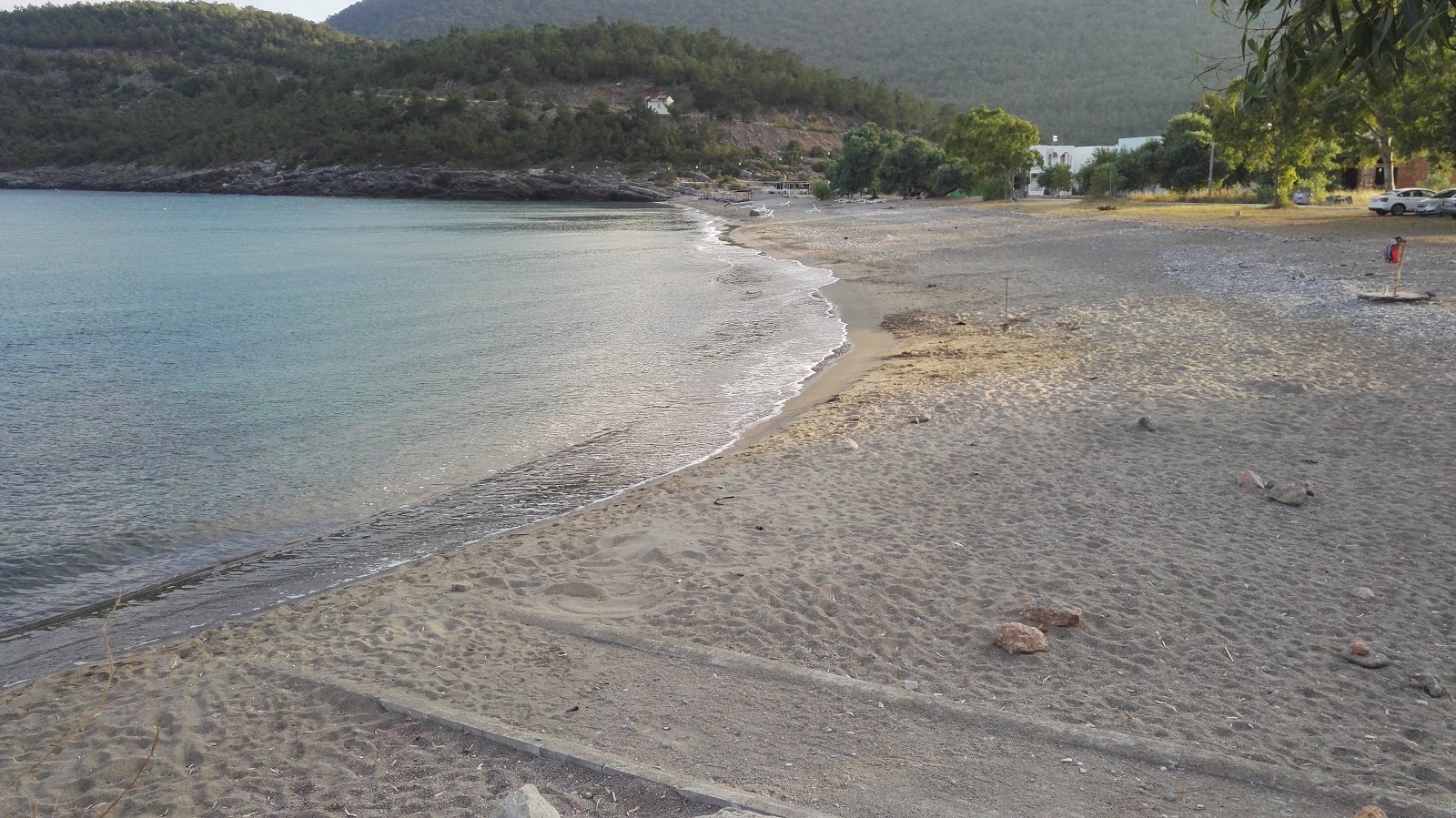 Buyukeceli beach'in fotoğrafı uçurumlarla desteklenmiş