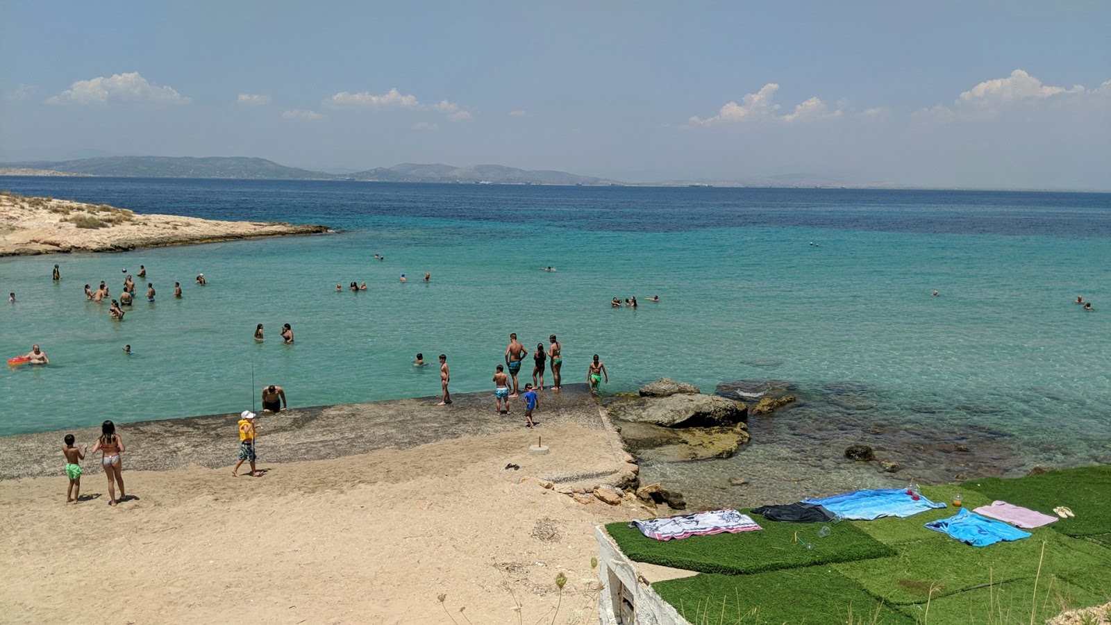Φωτογραφία του Beach Baths Souvala με μπεζ άμμος επιφάνεια