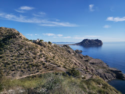 Photo de Playa de Calabarrilla avec baie spacieuse
