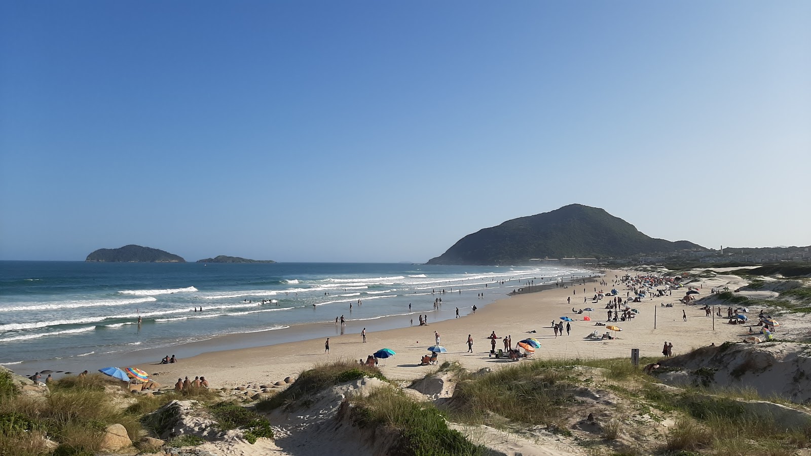 Foto av Santinho Strand med lång rak strand
