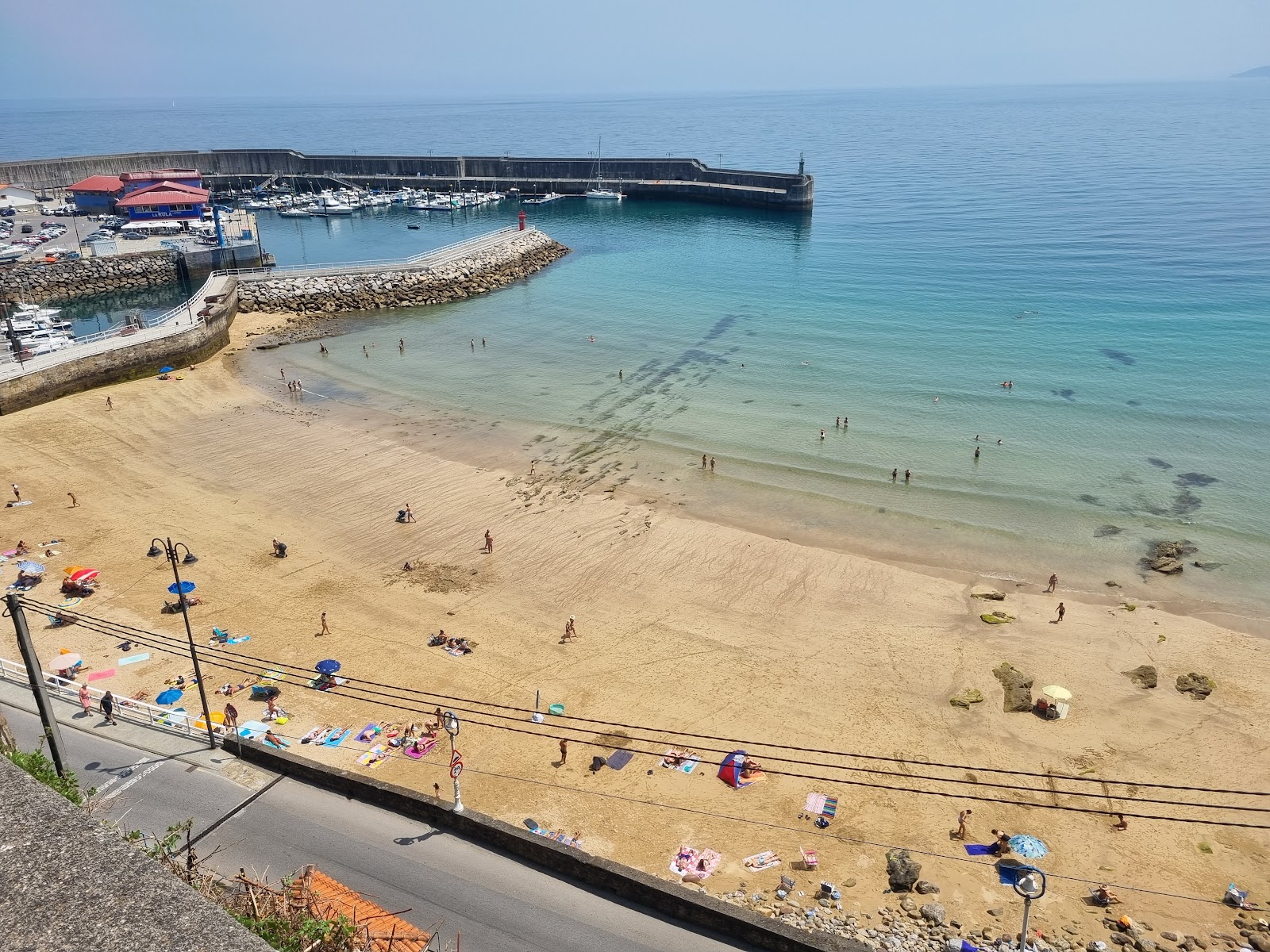 Playa de El Escanu'in fotoğrafı uçurumlarla desteklenmiş