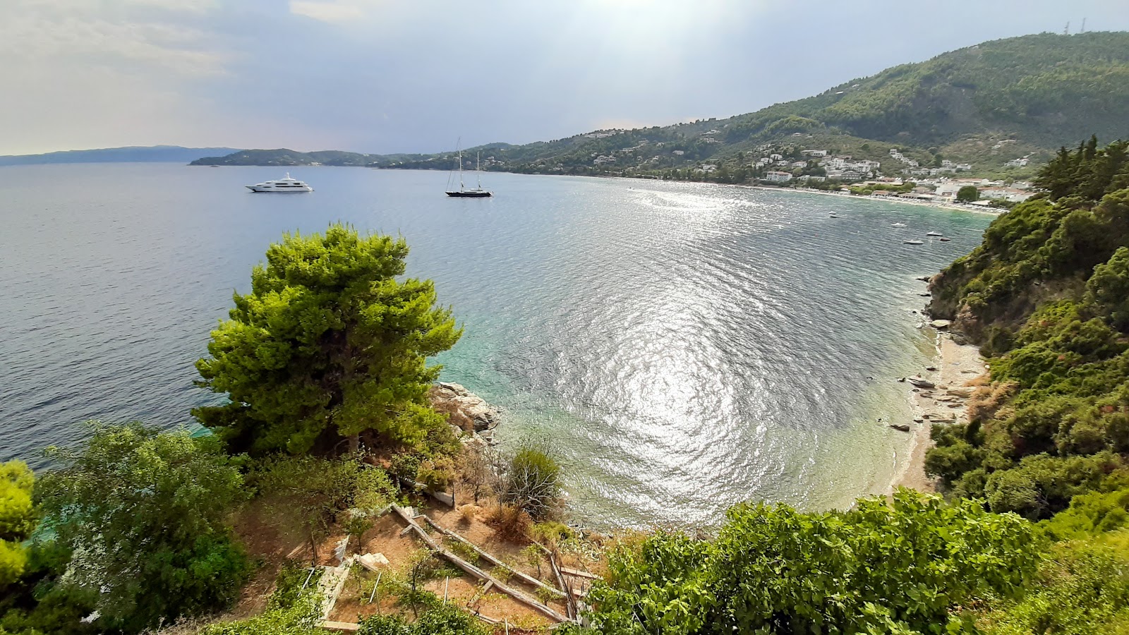 Amfiliki Pansion beach的照片 带有碧绿色纯水表面