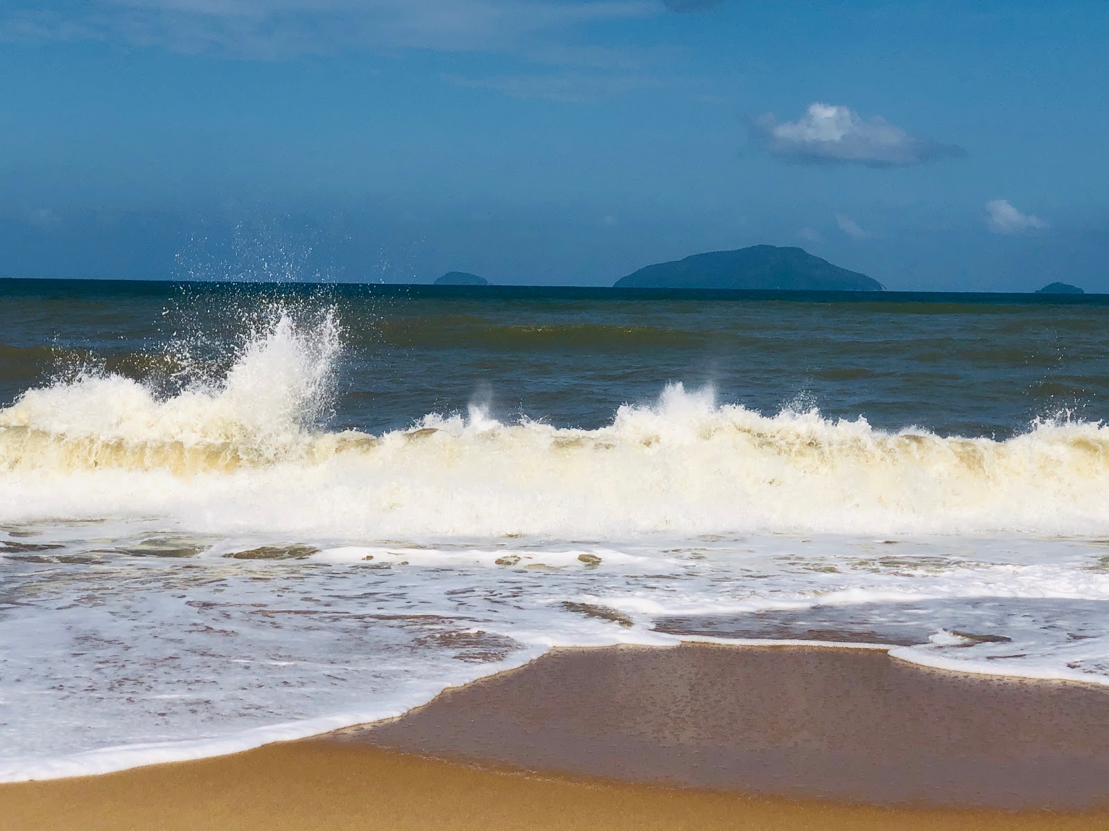 Photo de Merang Beach avec droit et long