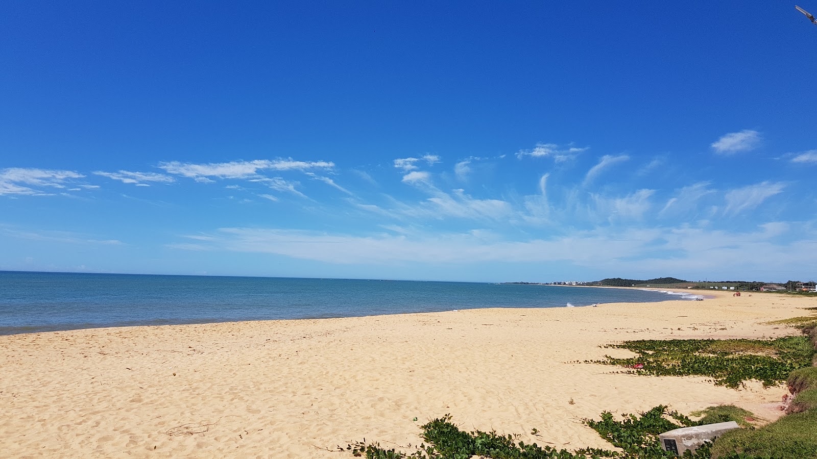 Foto von Strand von Ipiranga mit lange, gerade küste