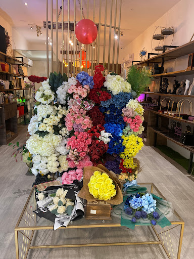 الهديه الذهبيه للورود والهدايا 