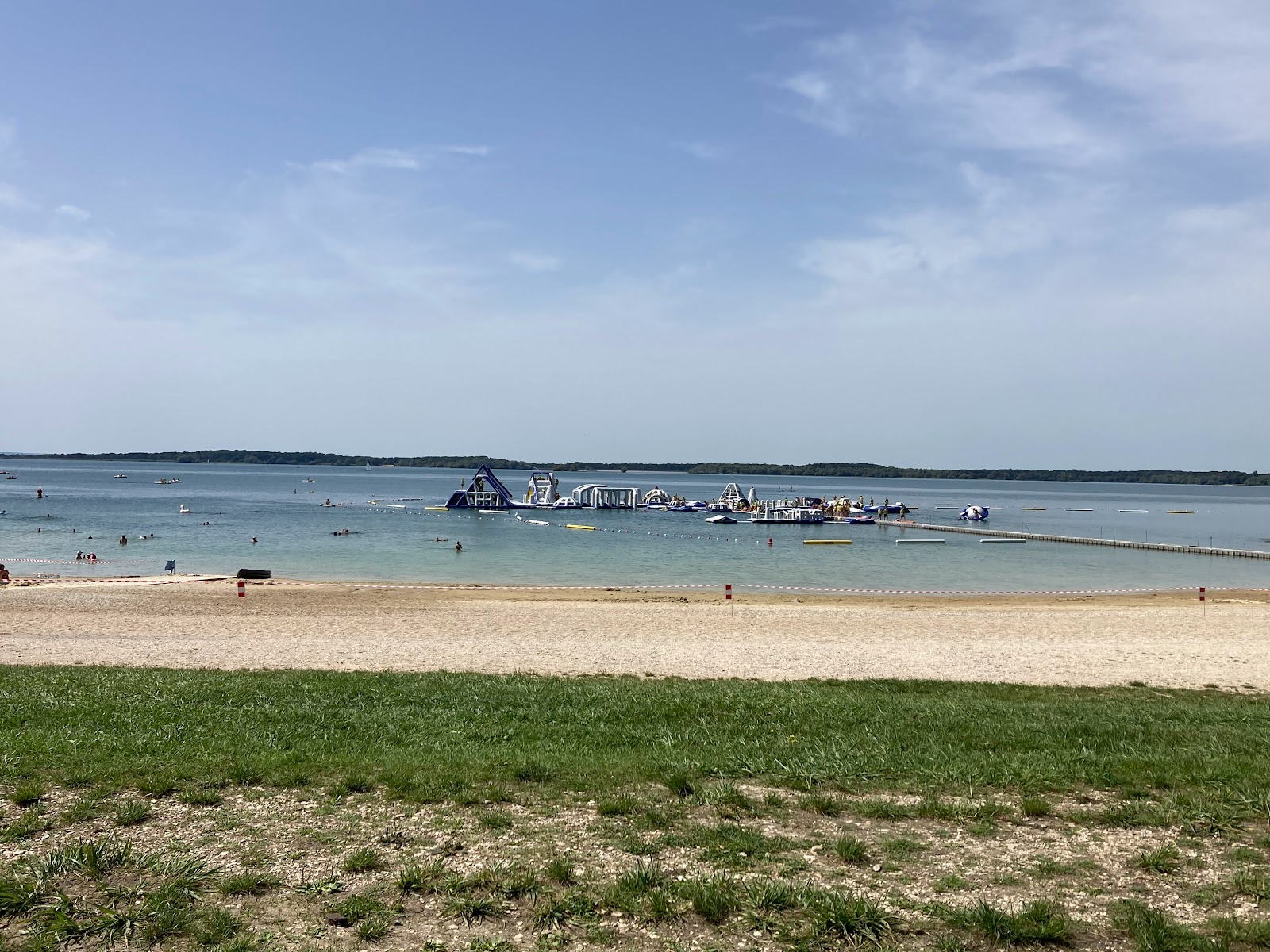 Plage de Mesnil-Saint-Pere'in fotoğrafı - rahatlamayı sevenler arasında popüler bir yer