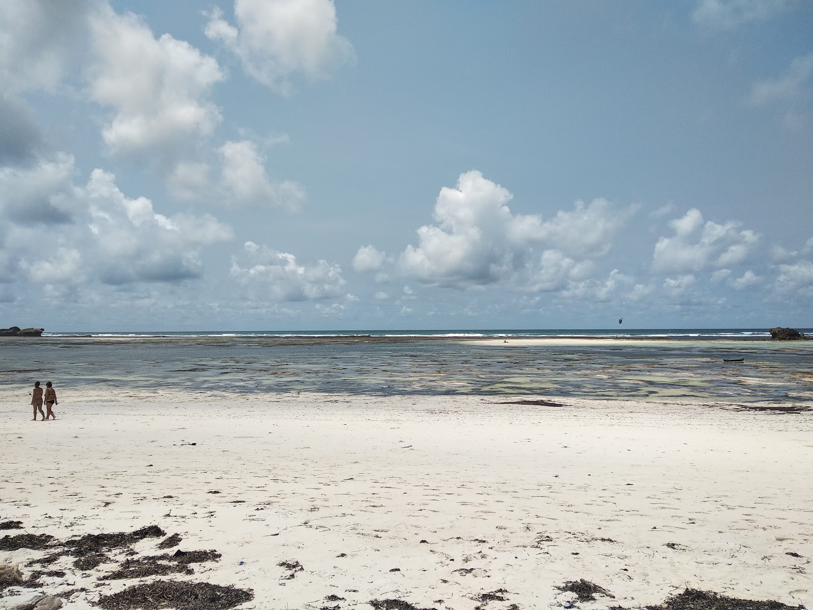 Foto de Watamu Bay com linha costeira longa e reta