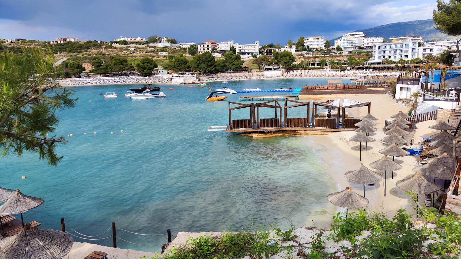 Guvat Beach'in fotoğrafı dağlarla çevrili