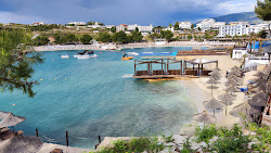 Guvat Beach'in fotoğrafı dağlarla çevrili