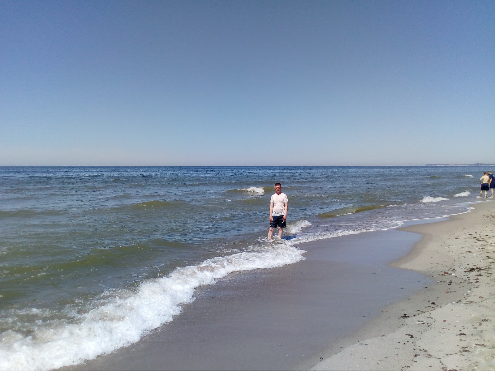 Foto von Khmelevka beach mit langer gerader strand
