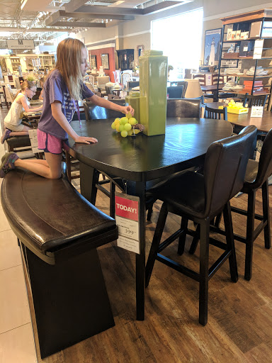 Furniture Store «Art Van Furniture - Toledo (Holland)», reviews and photos, 1301 E Mall Dr, Holland, OH 43528, USA