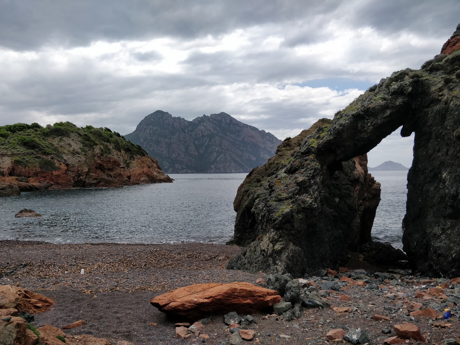 Foto von Cavone beach mit graue kiesel Oberfläche