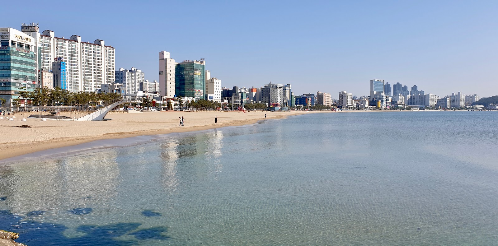Yeongildae Beach的照片 带有碧绿色纯水表面