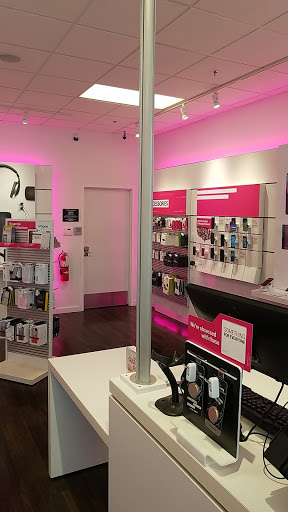Cell Phone Store «T-Mobile», reviews and photos, 16314 Bothell Everett Hwy #102, Mill Creek, WA 98012, USA