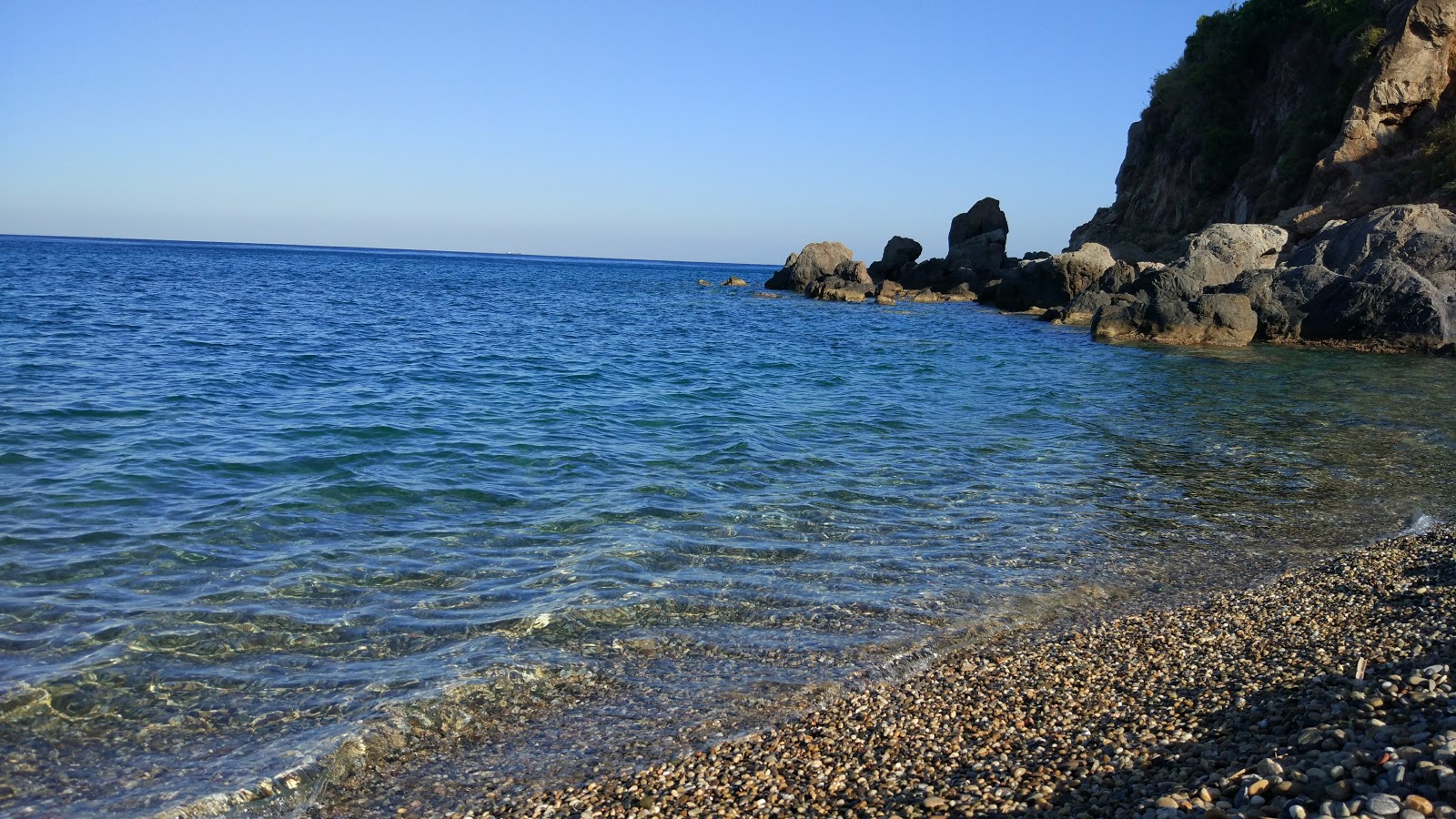 Foto di Guneyyurt beach sorretto da scogliere