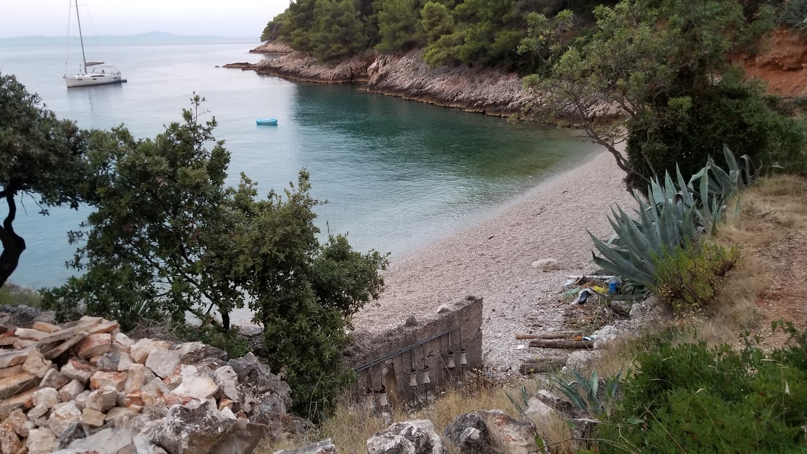Foto von Medvidina Bay mit beiger kiesel Oberfläche