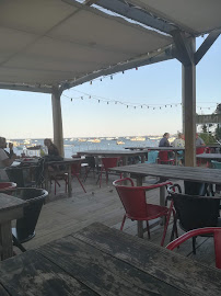 Atmosphère du Bar-restaurant à huîtres Emile et une huître à Lège-Cap-Ferret - n°11