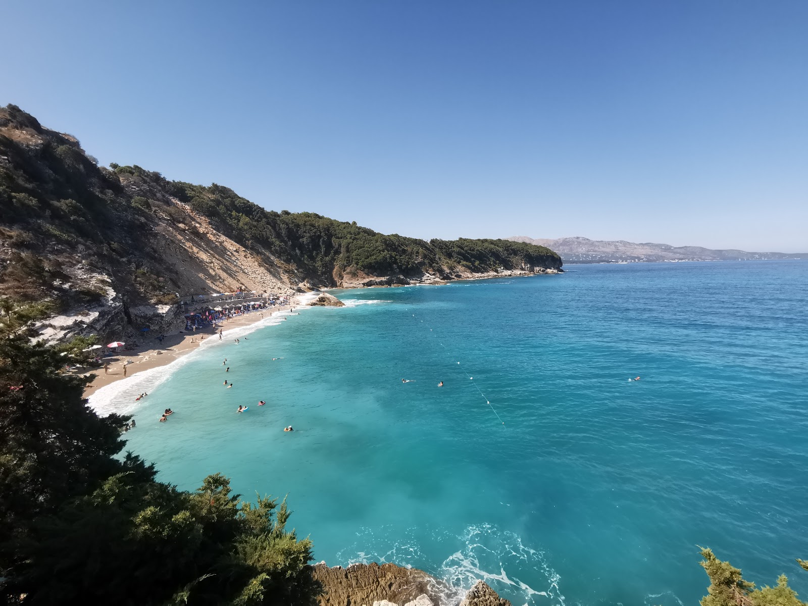 Foto di Spiaggia di Pulebardha e l'insediamento