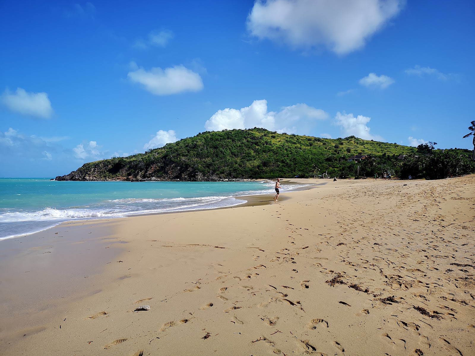 Foto van Plage de Happy Bay met helder zand oppervlakte