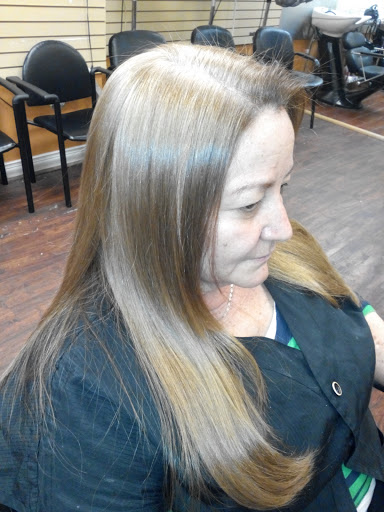 Beauty Salon «El Pueblo Dominican Hair Salon», reviews and photos, 270 S 52nd St, Philadelphia, PA 19139, USA