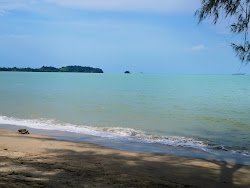 Photo de Arked Punggai Beach avec rivage droit, long