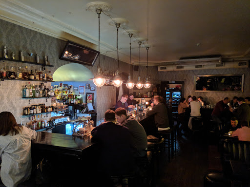 Martinez, Bar