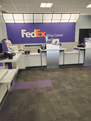 Shipping and Mailing Service «FedEx Ship Center», reviews and photos, 2275 Walnut St, Roseville, MN 55113, USA