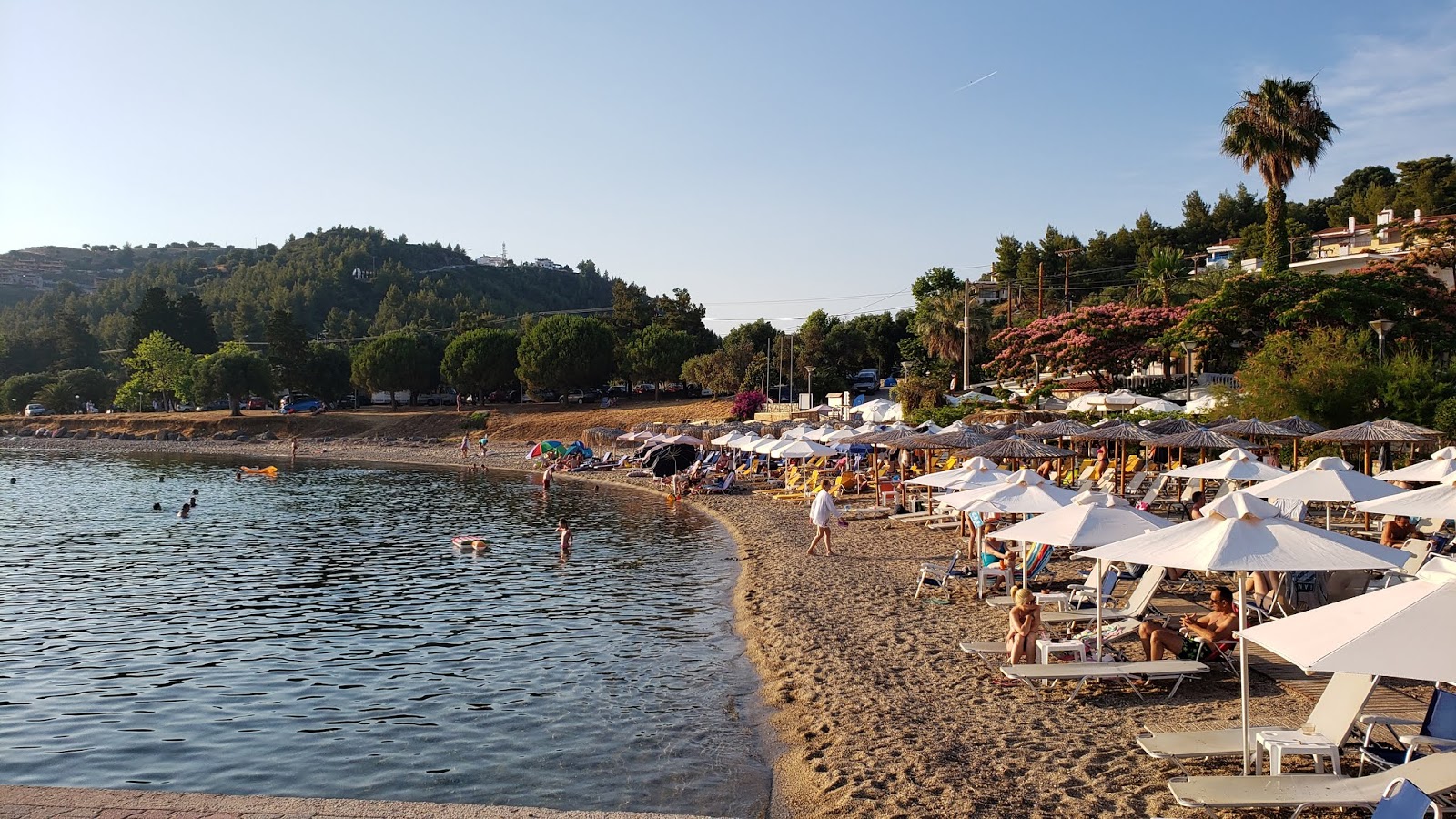 Foto di Agios Paraskevis beach e l'insediamento