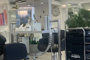 Dee Beauty Bar image