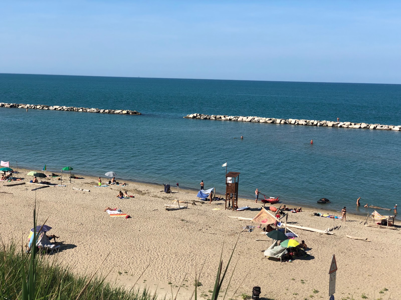 Fotografie cu Spiaggia di Fiorenzuola di Focara zonele de facilități