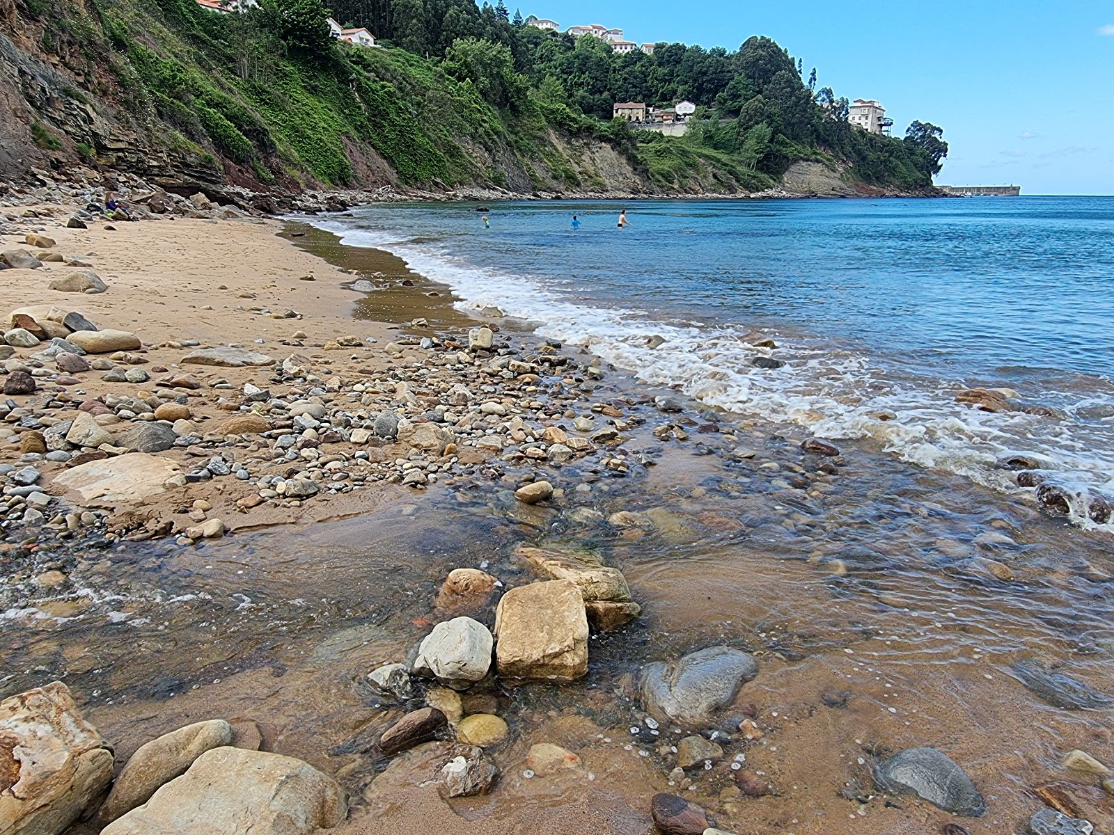 Photo de Playa de Lastres entouré de montagnes