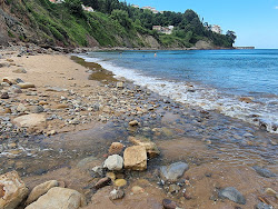 Photo de Playa de Lastres entouré de montagnes