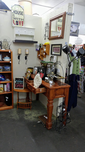Thrift Store «Robins Roost Thrift Store», reviews and photos, 283 S 2nd St, Independence, OR 97351, USA