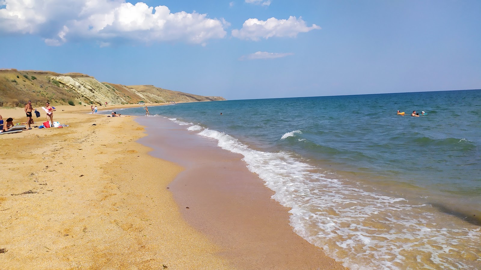 Foto di Makhachkalinskiy Gorodskoy Beach con una superficie del piccoli ciottoli beige