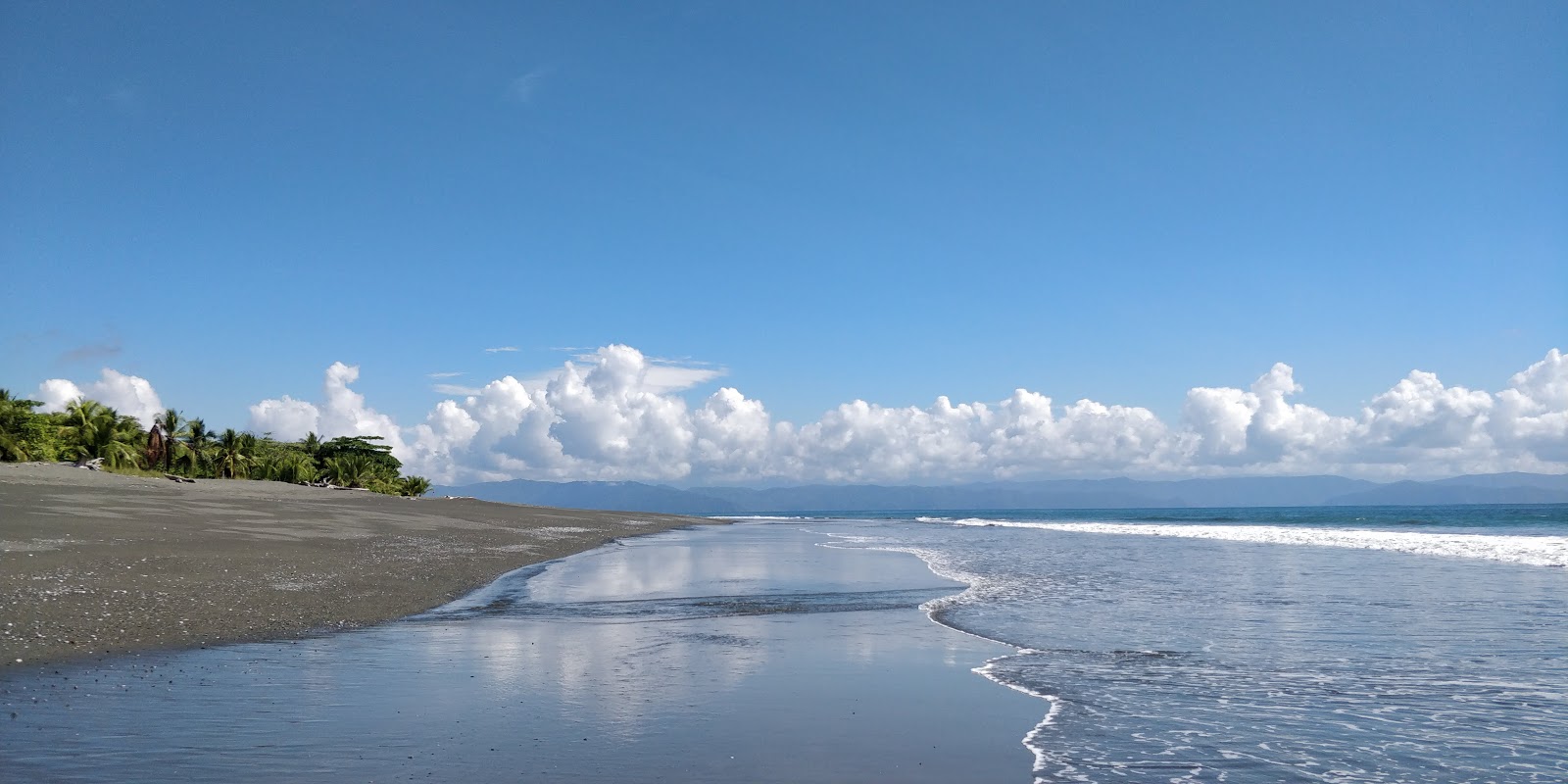 Foto av Playa Platanares med lång rak strand