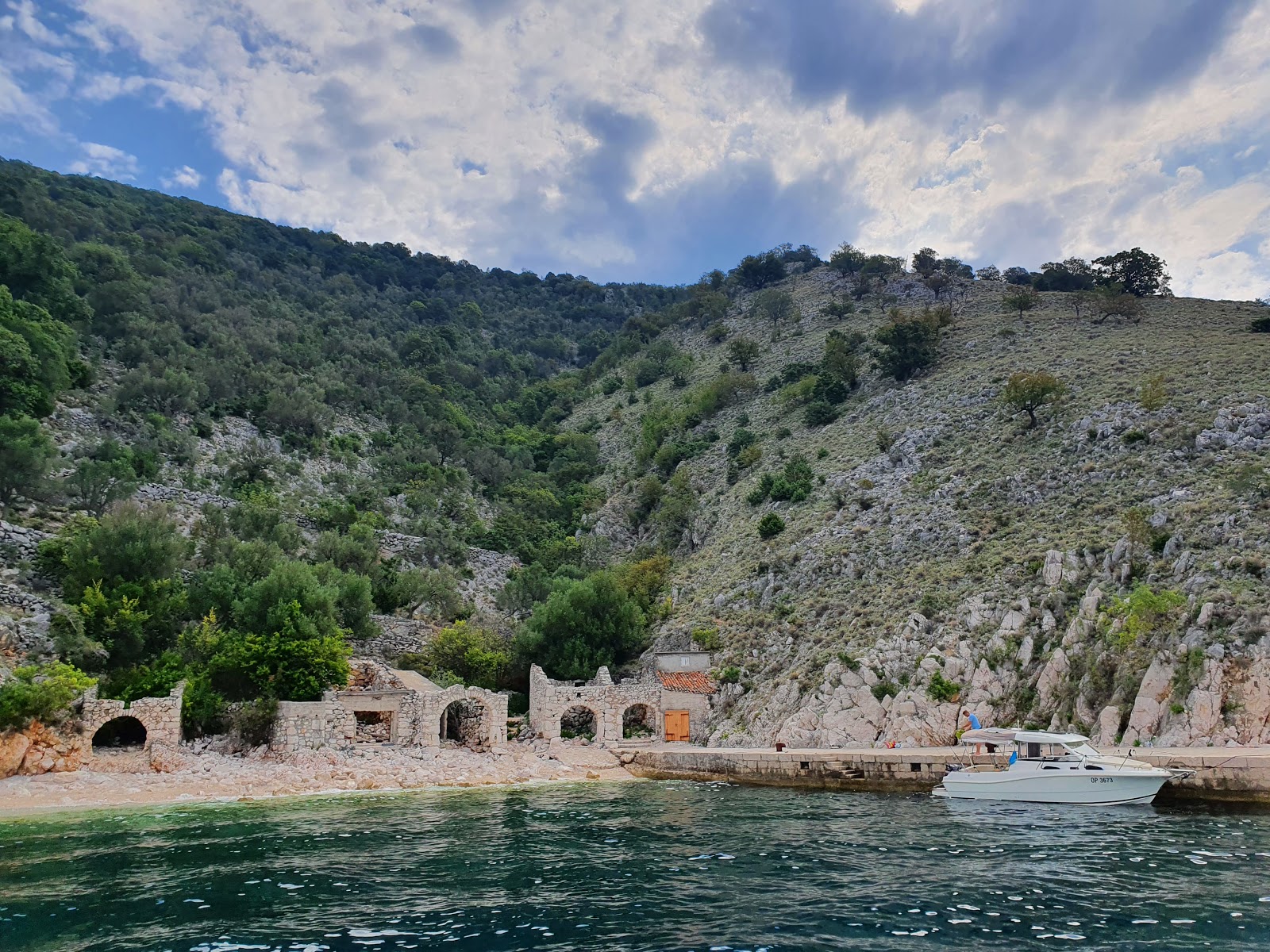 Foto di Dragozetici beach circondato da montagne