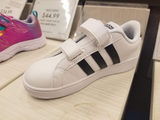 Shoe Store «DSW Designer Shoe Warehouse», reviews and photos, 2485 Richmond Ave, Staten Island, NY 10314, USA