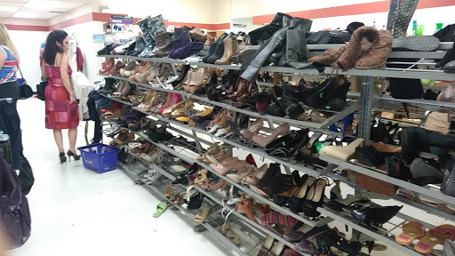 Thrift Store «Goodwill - Glendale», reviews and photos, 1622 W Glenoaks Blvd, Glendale, CA 91202, USA