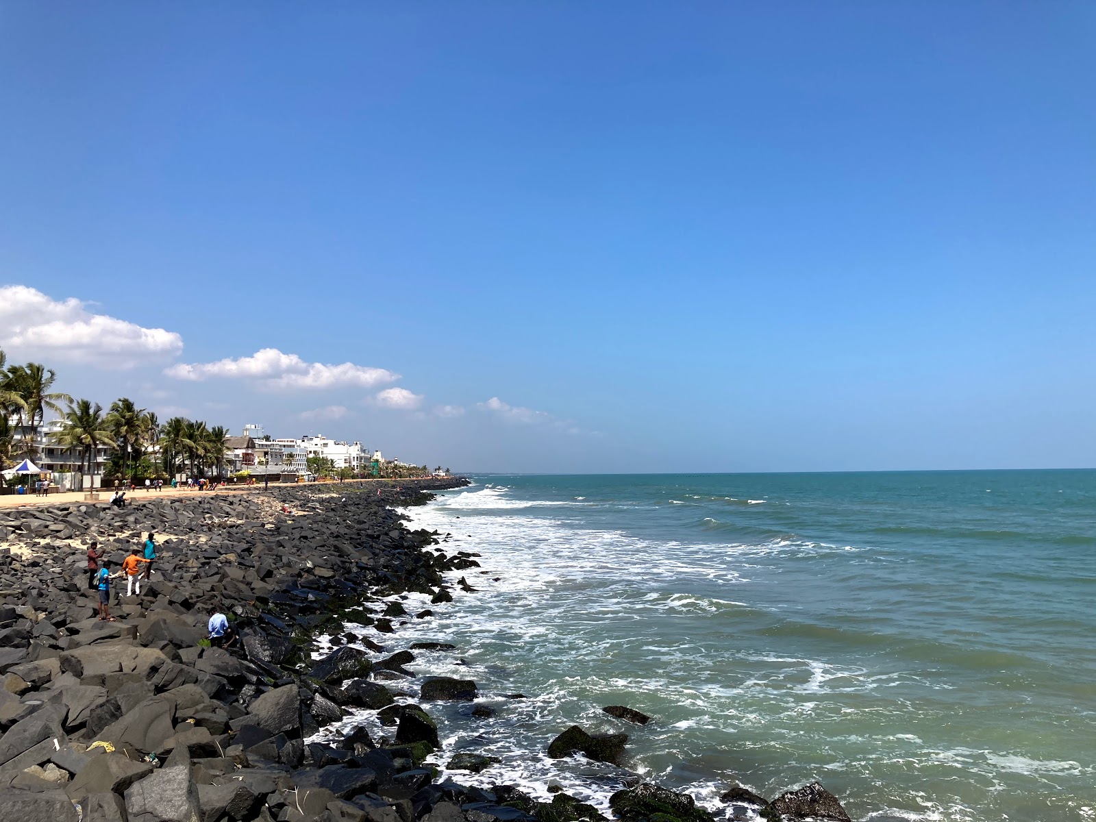 Valokuva Pondicherry Beachista. mukavuudet alueella