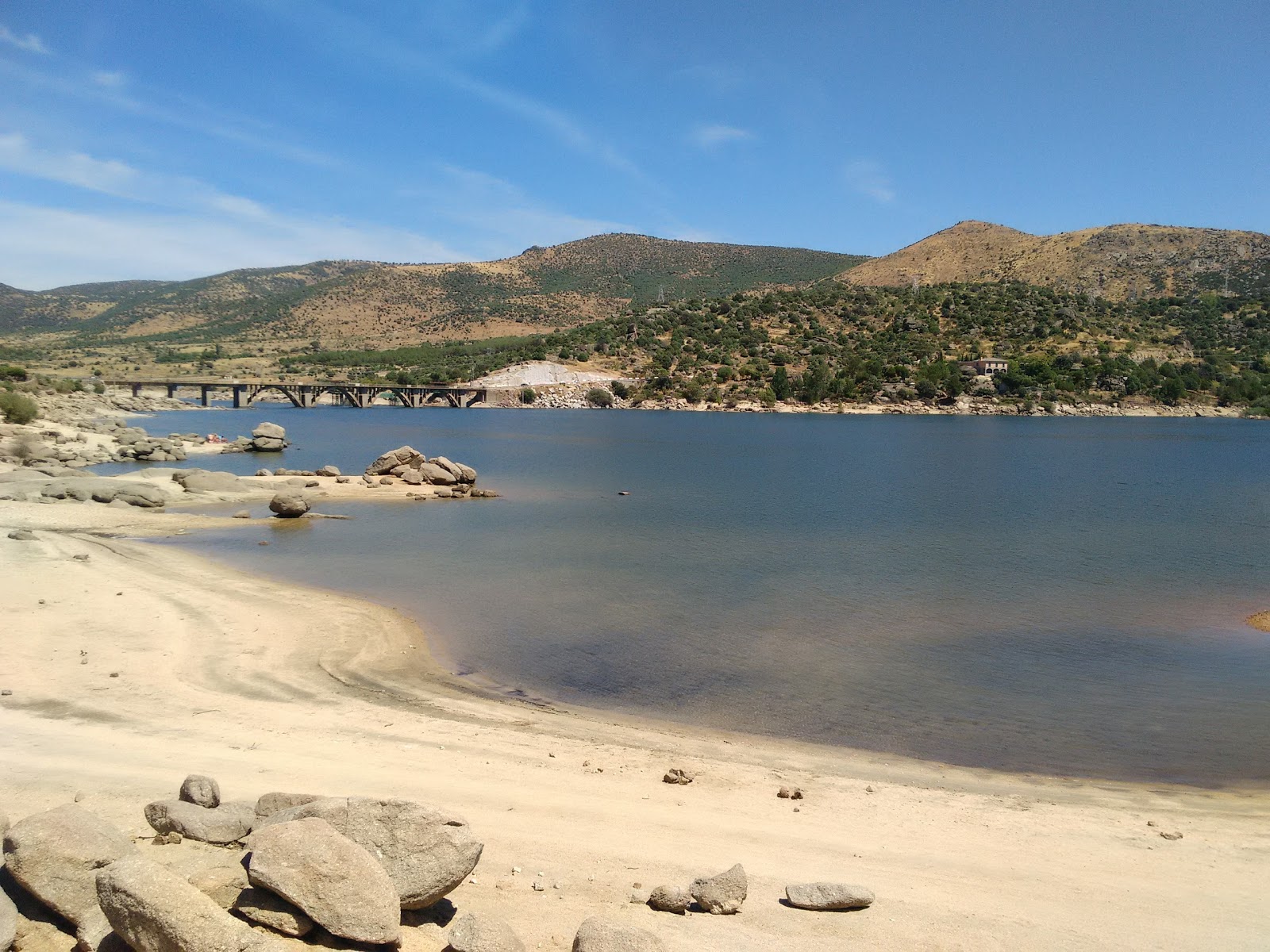 Zdjęcie Embalse De Burgillos z powierzchnią jasny piasek