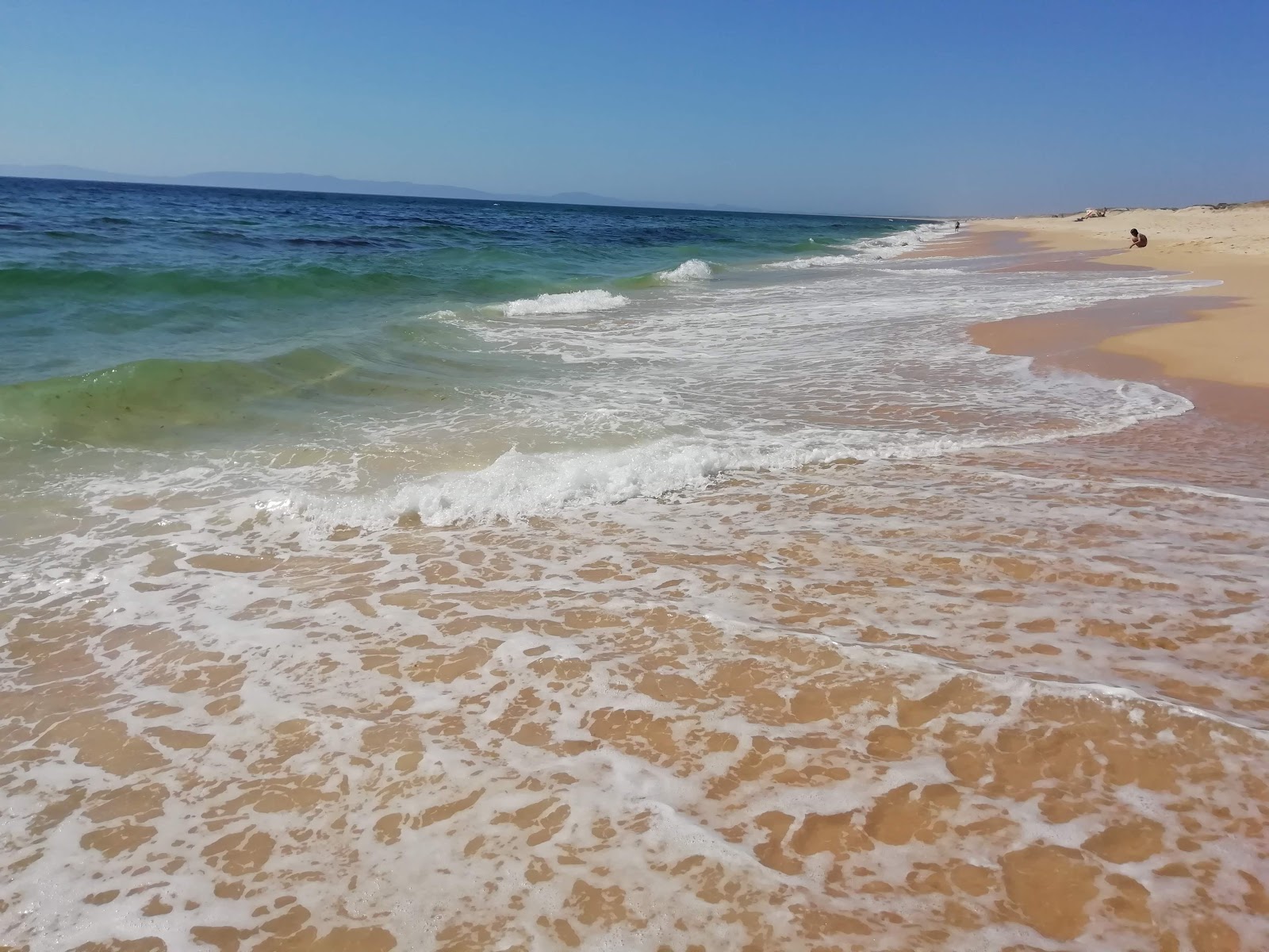 Fotografie cu Praia do Pego cu o suprafață de apa pură turcoaz