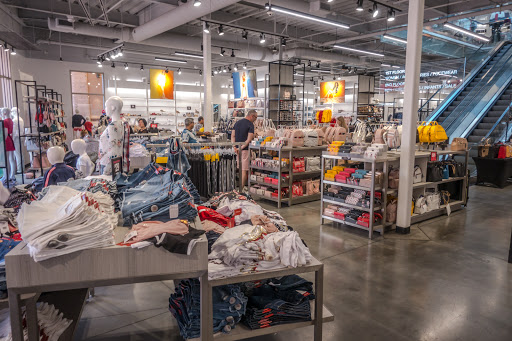 Clothing Store «GUESS Factory», reviews and photos, 100 Citadel Dr Suite 600, Commerce, CA 90040, USA