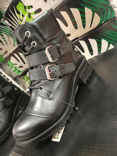Stores to buy women's flat boots Monterrey
